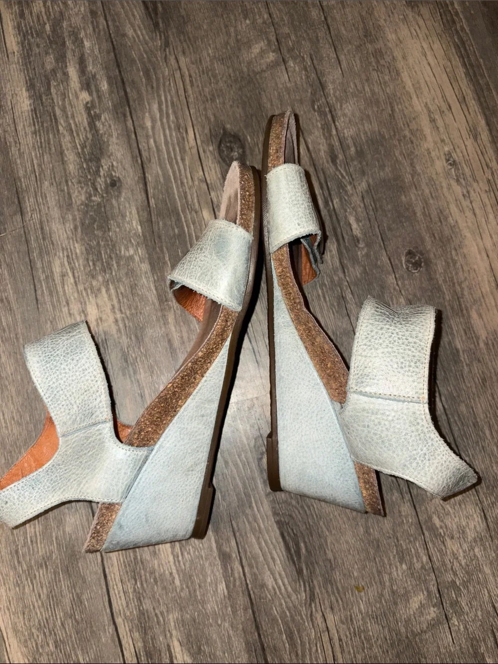 Taos Woman's Carousel 2 Leather  in light blue Wedge Sandals size 8.5 - NEW